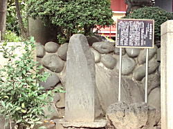 松尾芭蕉像と句碑